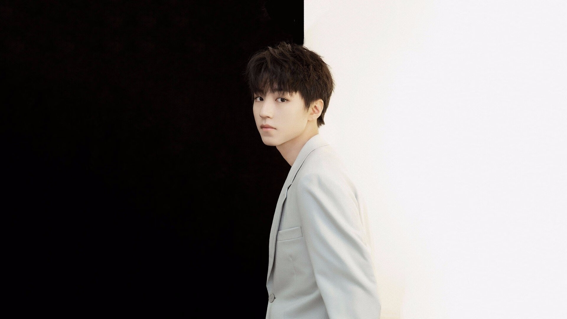 浓眉禁区称王，魔术节奏窒息灰熊，一场战术与天赋的双重碾压