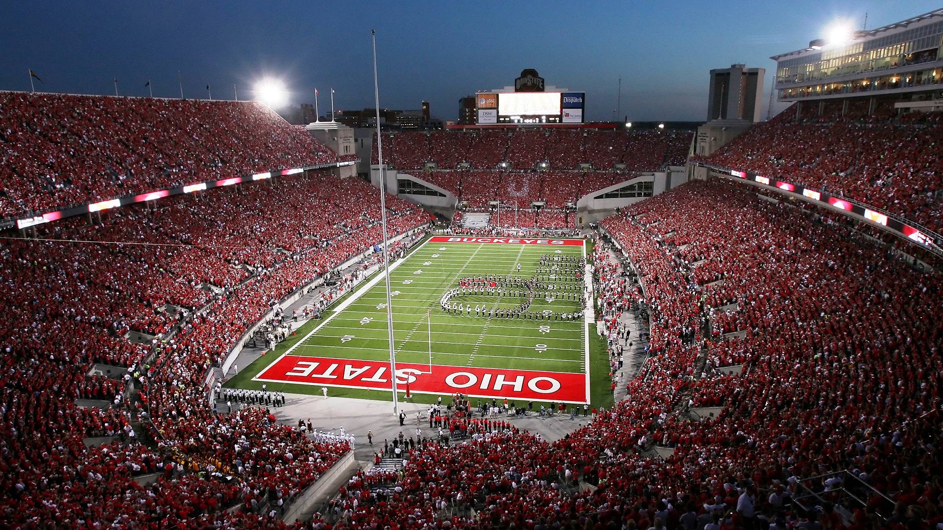 赛道与球场的双重绝杀，当F1街道赛遇见灰熊奇迹