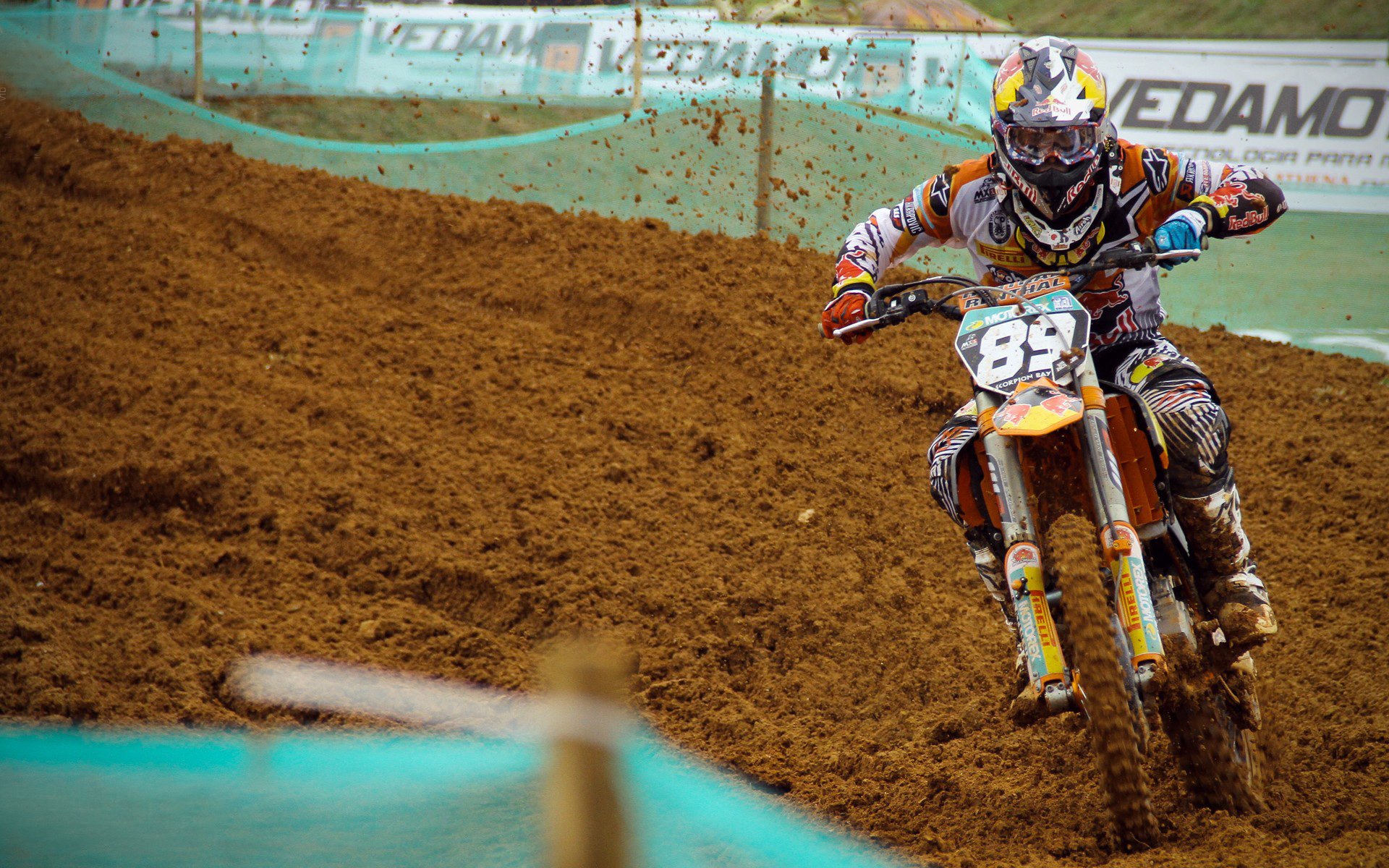 萨卡教科书式演出照亮巴西,波兰防线在艺术足球前黯然失色