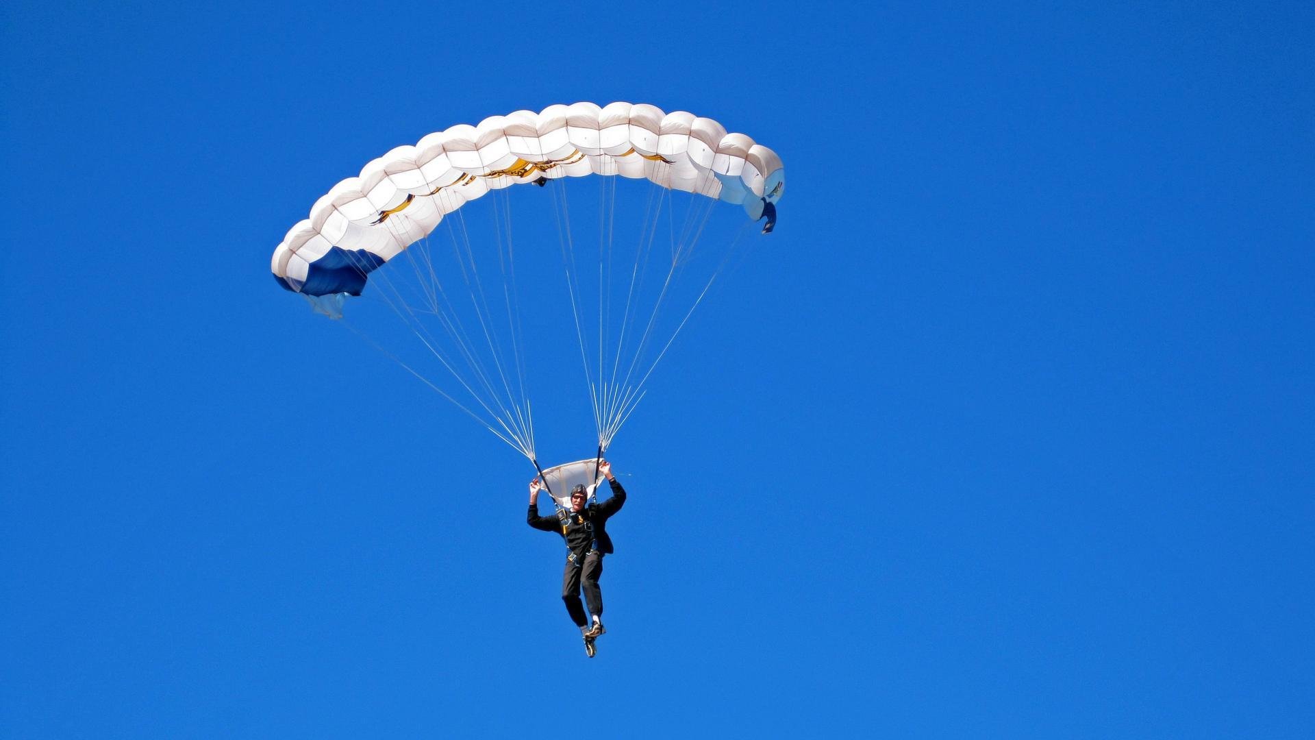 利拉德关键三分如烈火燎原，热火攻防碾压掘金夺赛点