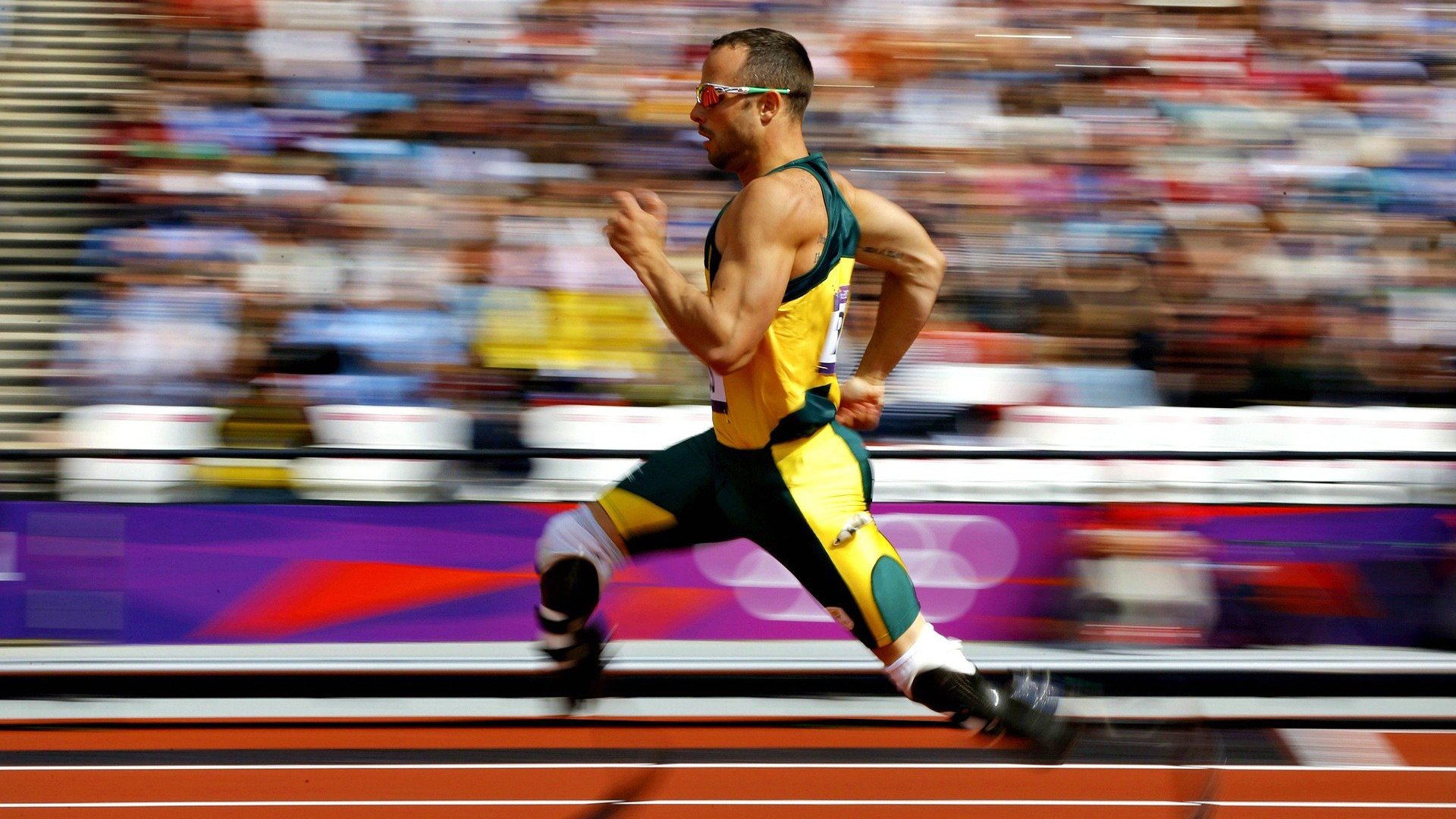 红色闪电划破银箭夜空，塞恩斯一个人的跃马狂欢，改写法拉利与梅赛德斯的宿命剧本